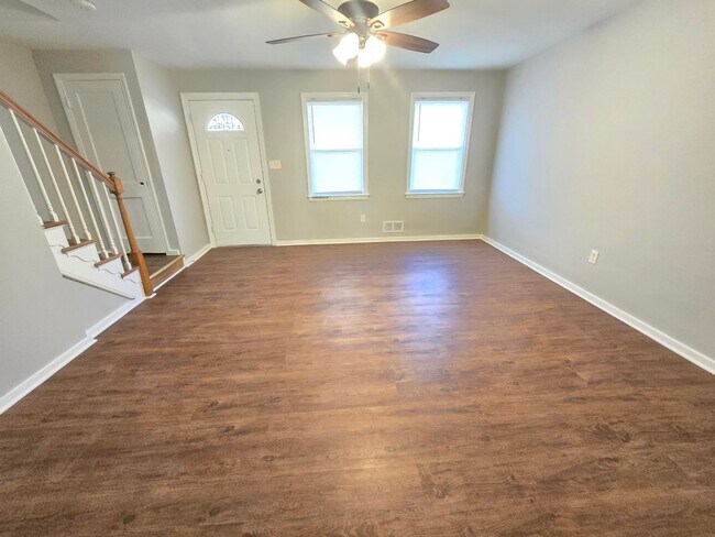 Building Photo - Beautiful 3 Bedroom 2 Bathroom Home