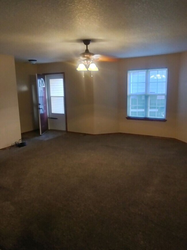 Building Photo - 3 Bedroom, 2 bath duplex.