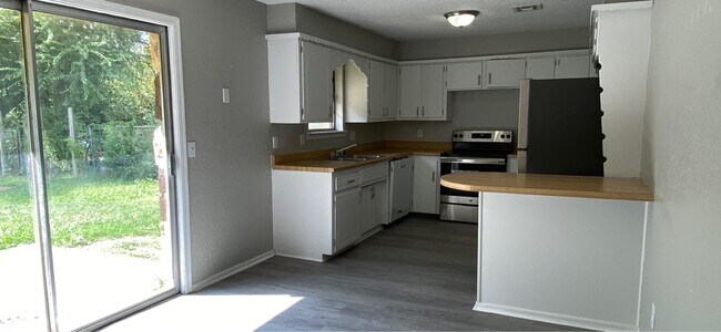 Building Photo - 605 Lloyd Ave
