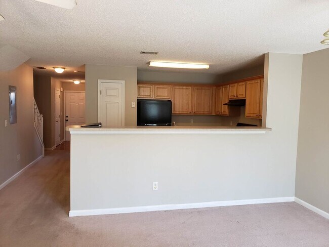Building Photo - Spacious 4 bedroom 3 bath townhome in Morrow