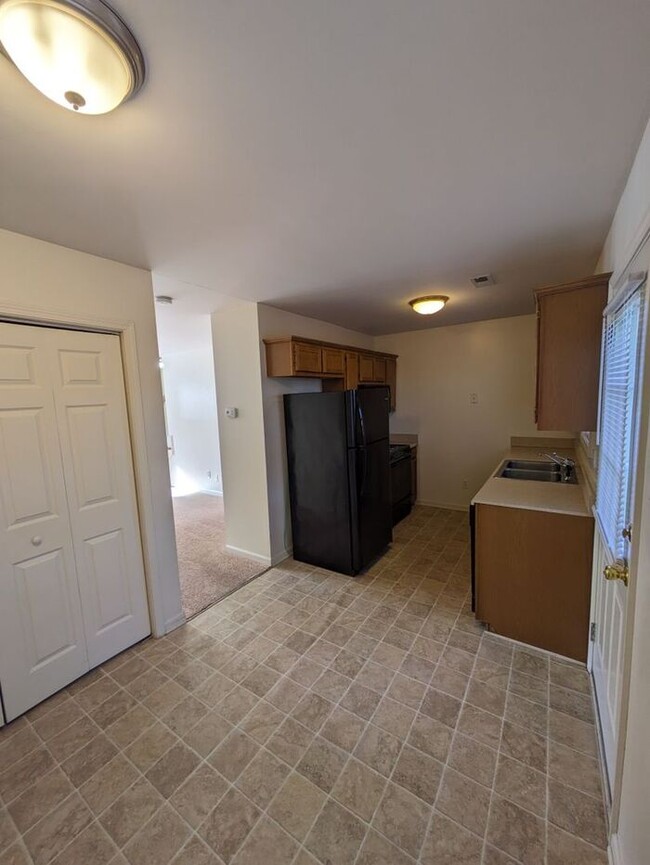 Building Photo - 2BD/1.5BA Townhome At Strawberry Patch Com...