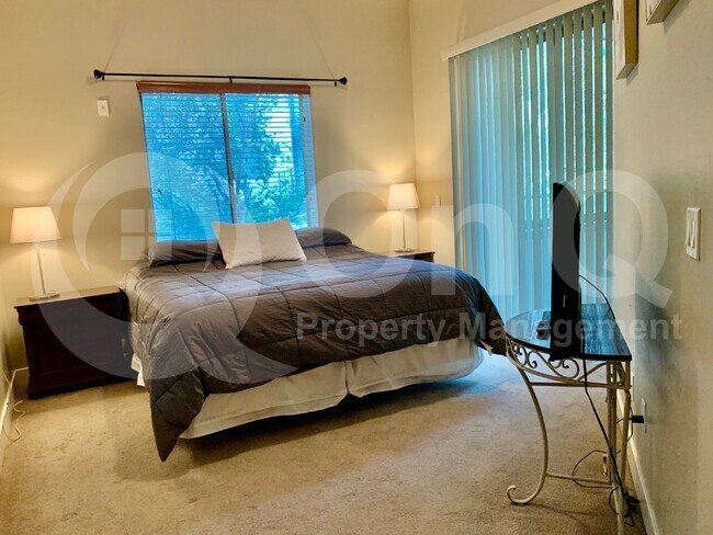 Building Photo - 945 E Playa Del Norte Dr