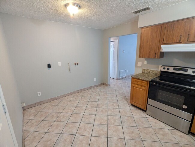 Foto del edificio - Spacious 2-Bedroom, 1-Bath First-Floor Condo for Rent.  Furry friends welcome!