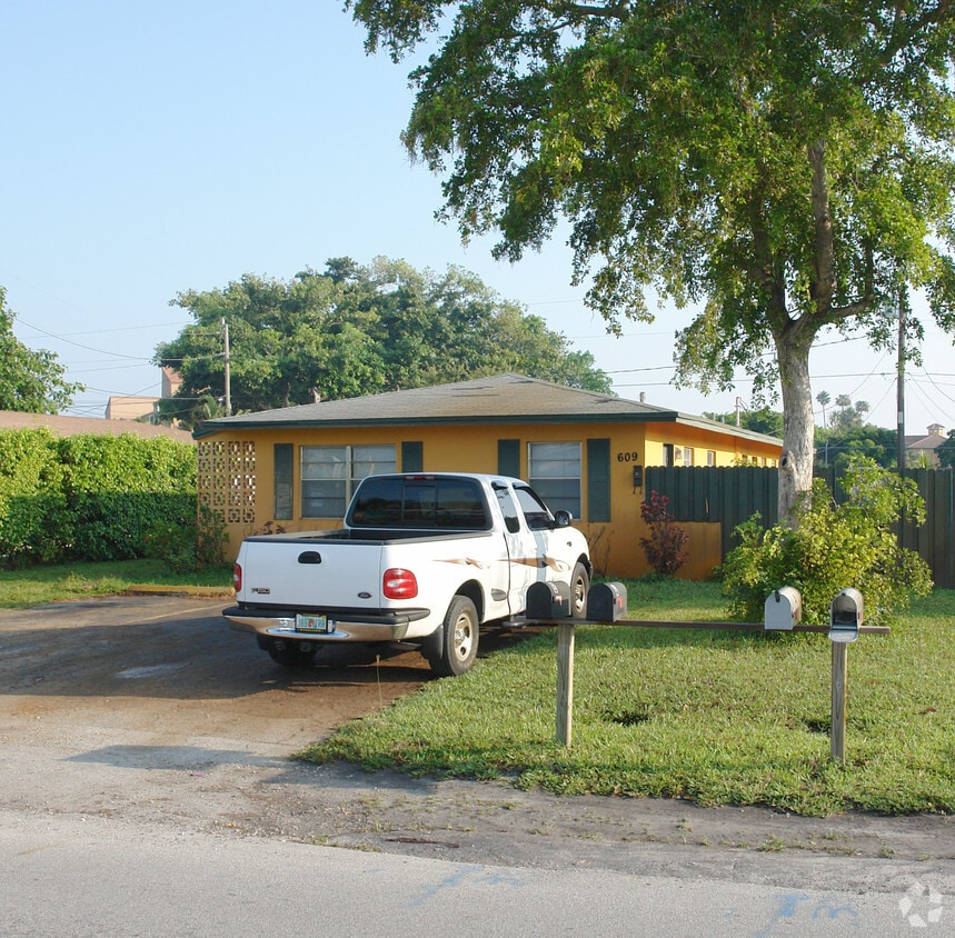 Building Photo - 605-609 NW 18th St