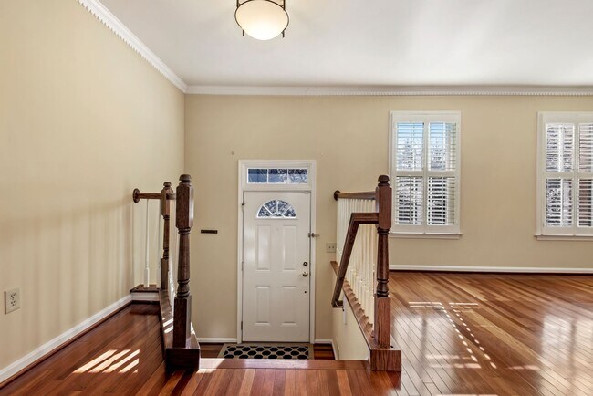 Foto del edificio - 8015 Merry Oaks Ln