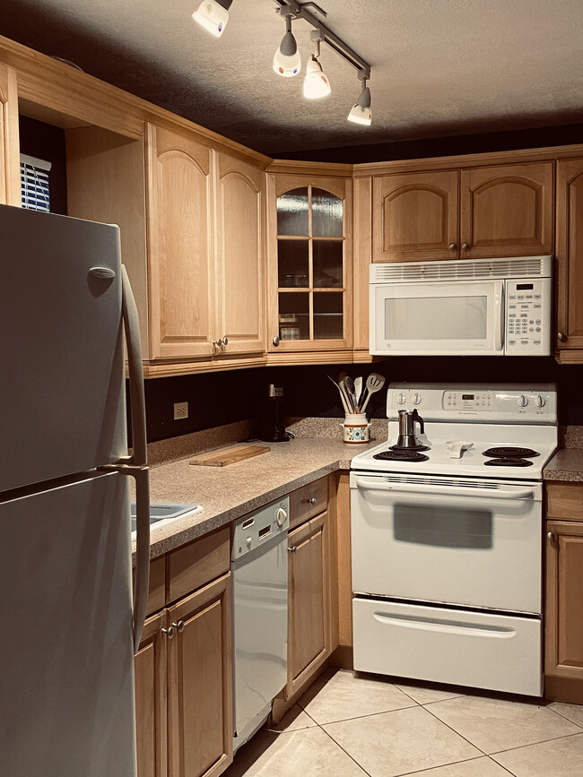 Kitchen - 3201 NE 14th Street Cswy