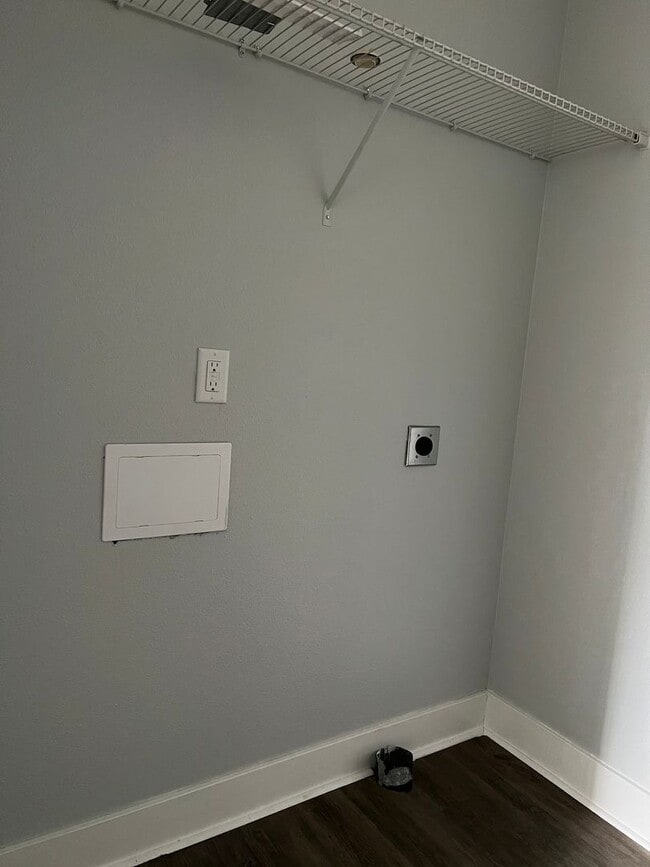 Building Photo - 3 bedroom 1 bathroom home available now!