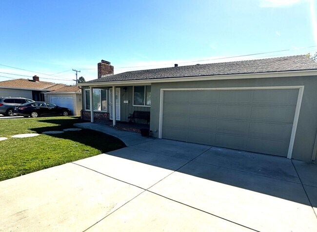 Foto del edificio - 3-Bedroom Home with Spacious Backyard Available to move in April 1