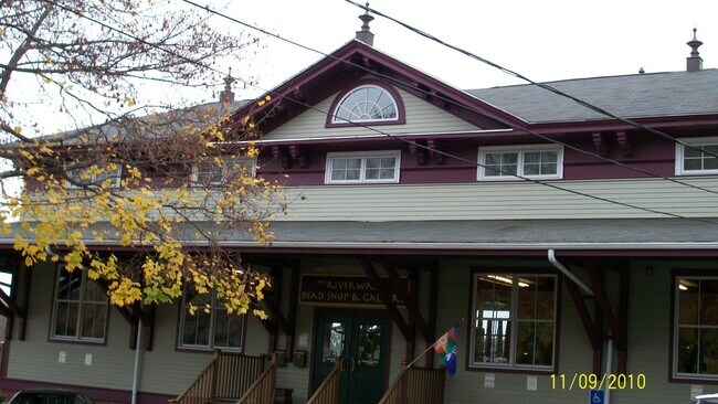 Building Photo - 32 Elm Street