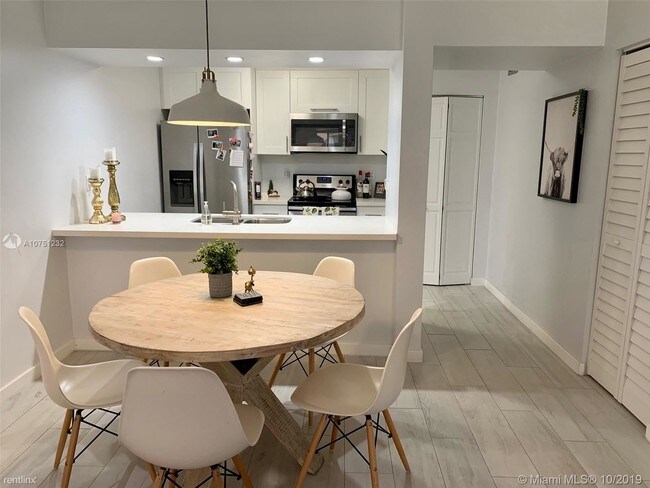 Foto del edificio - 18246 Mediterranean Blvd
