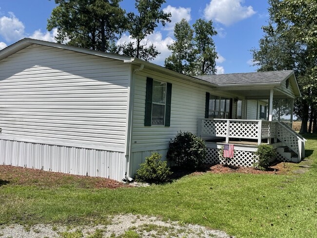 Building Photo - Furnished 3 bedroom 2 full bathroom Manufa...