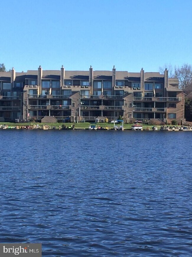 Foto del edificio - This is a rare opportunity to enjoy lakeside living in one of Northern Virginia’s most desirable ...