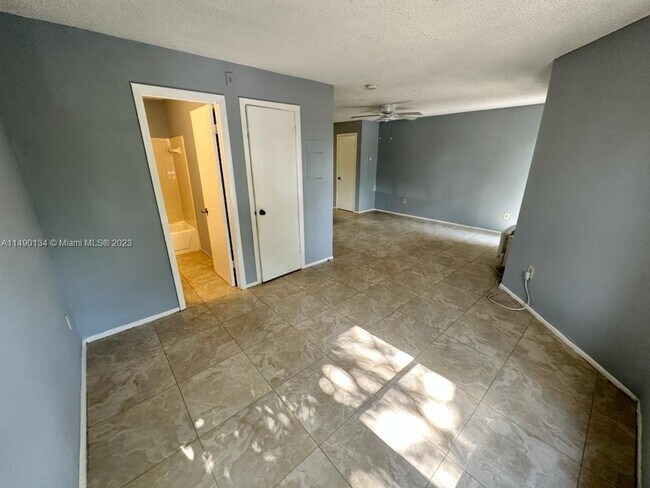Foto del edificio - 4481 W McNab Rd