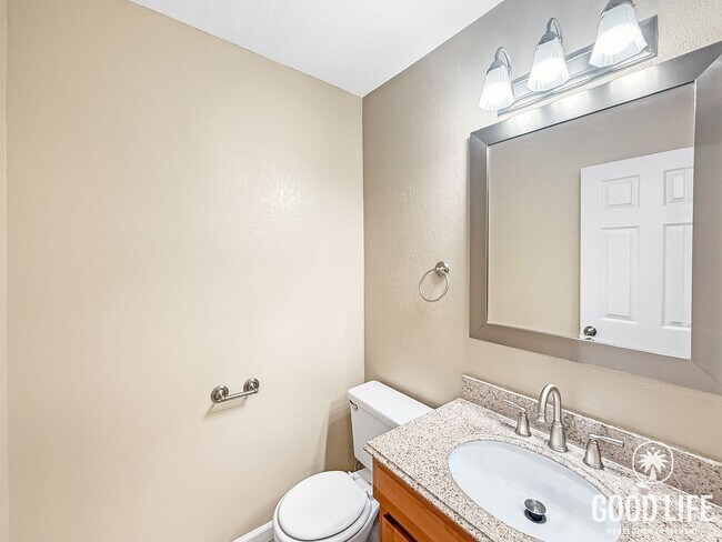 Building Photo - Beautiful 2B 2.5BA Townhouse in El Cajon!