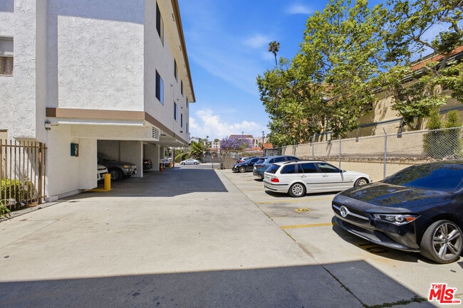 Building Photo - 2622 S Hobart Blvd