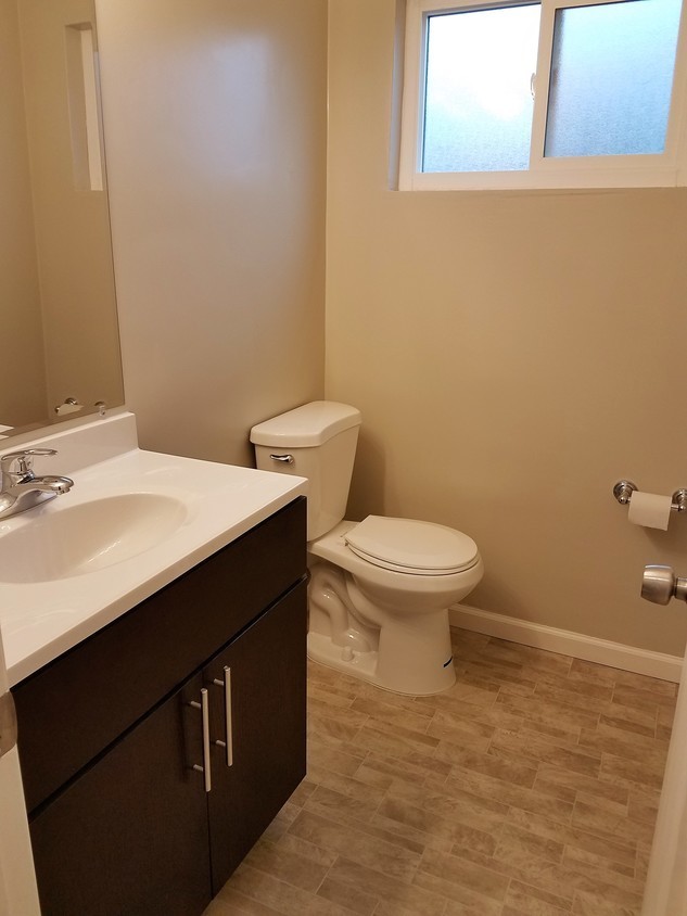 Building Photo - 3 Bed, 1.5 Bath - Hayward Townhouse near BART