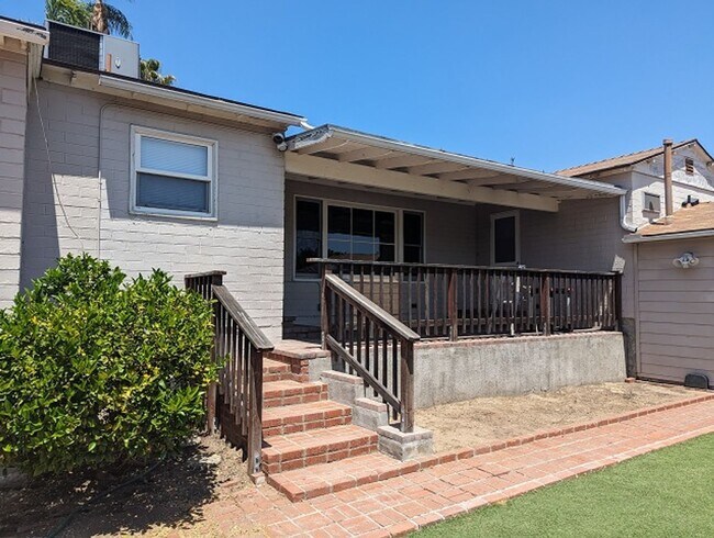 Building Photo - 3 Bedroom- 2 Bathroom Single Story Home lo...