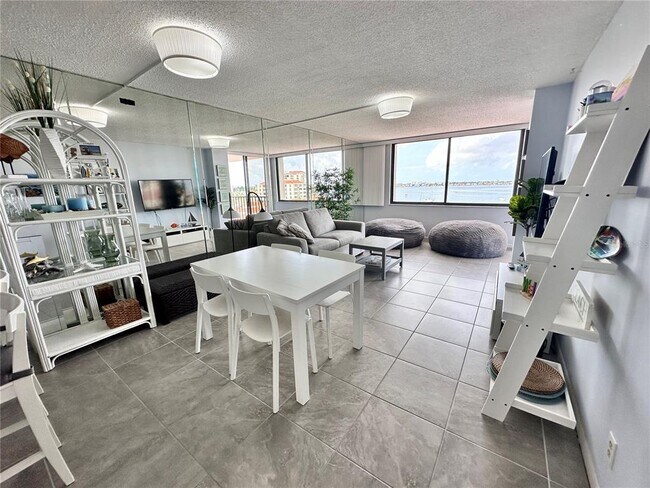 Foto del edificio - 6361 Bahia Del Mar Blvd S