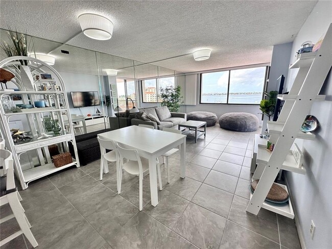 Building Photo - 6361 Bahia Del Mar Blvd S
