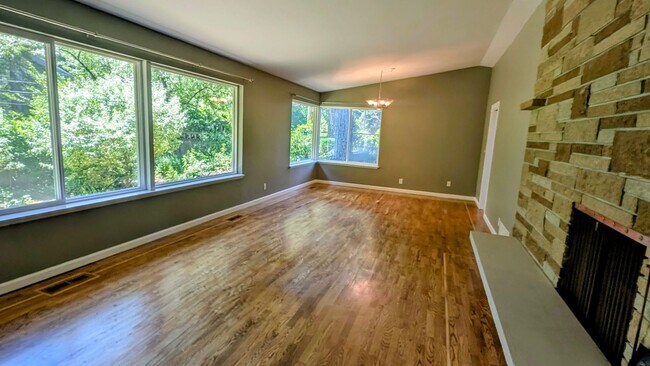 Building Photo - 704 N 163rd St