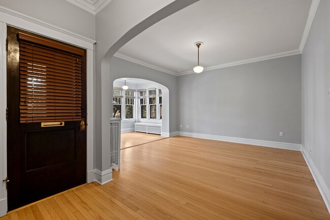 Building Photo - 1335 W Thorndale Ave