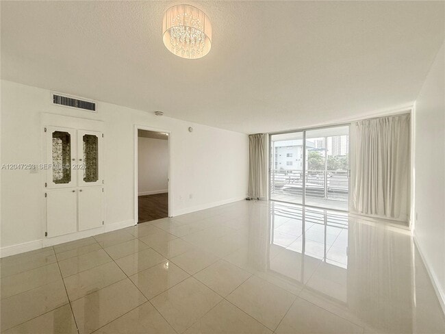 Foto del edificio - 3849 NE 169th St