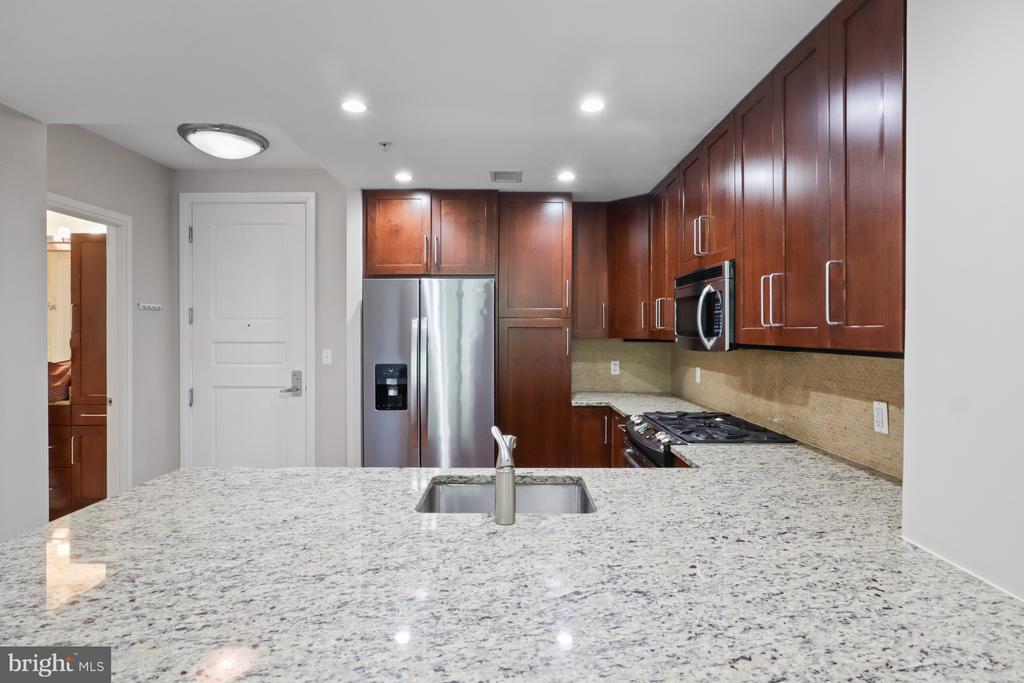 Foto principal - 8220 Crestwood Heights Dr