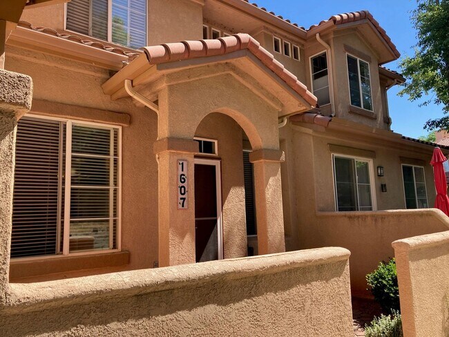 Building Photo - 2 Bedroom Townhome Next to Quail Lake