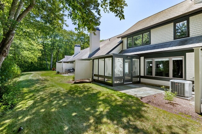 Building Photo - 8 Meadowbrook Way