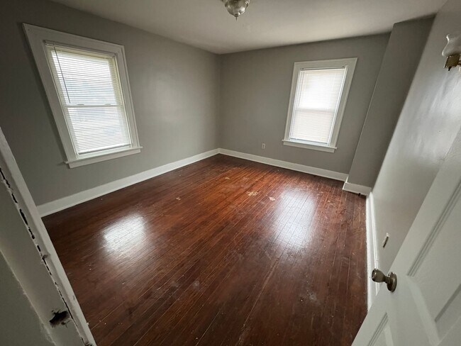 Foto del edificio - 180-182-182 N Powell Ave