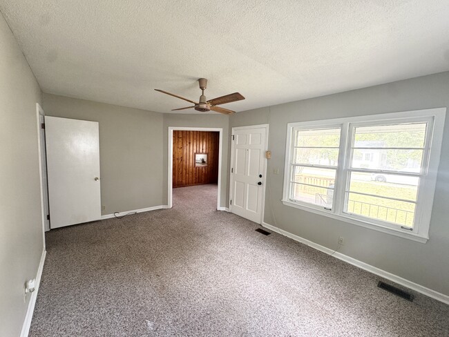 Building Photo - 221 Shirley Dr