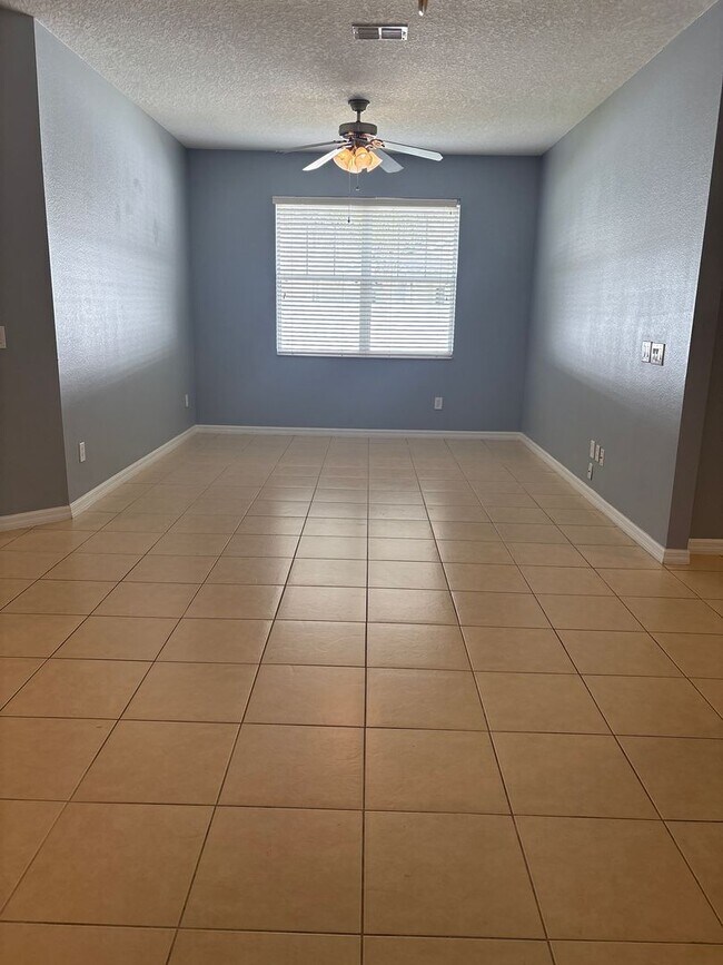 Foto del edificio - Beautiful 4-Bedroom Home in the Gated Water’s Edge Community/Lake Nona