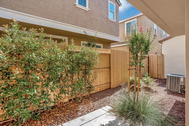 Building Photo - 10466 Oboe Way