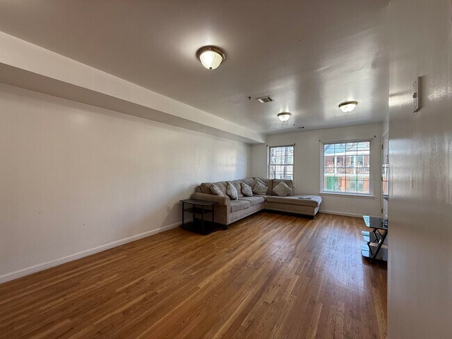 Foto del edificio - 12 Bergen Ave