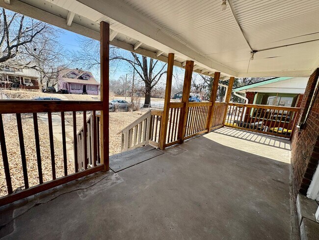 Foto del edificio - Spacious 2-Bedroom + Den Home with Ample Parking & Backyard!