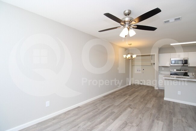 Building Photo - 625 S Westwood