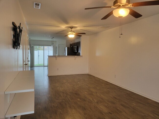 Foto del edificio - Highly desirable end unit in sought after Cobblestone in Goodlettsville!