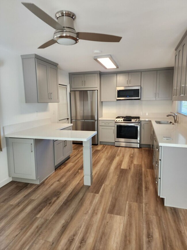 Foto del edificio - 8042 Taylor Dr