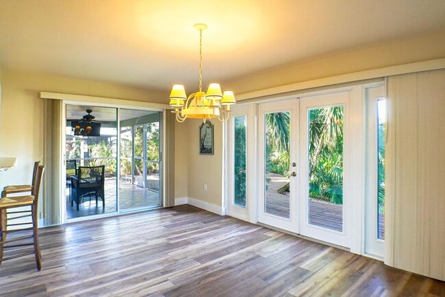 Building Photo - Stunning 3-beds, 2-baths with Direct Gulf ...