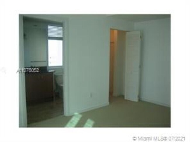 Building Photo - 300 S BISCAYNE Blvd