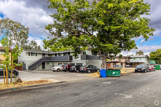 Ample parking with easy accessibility - 175 Alexander Ave