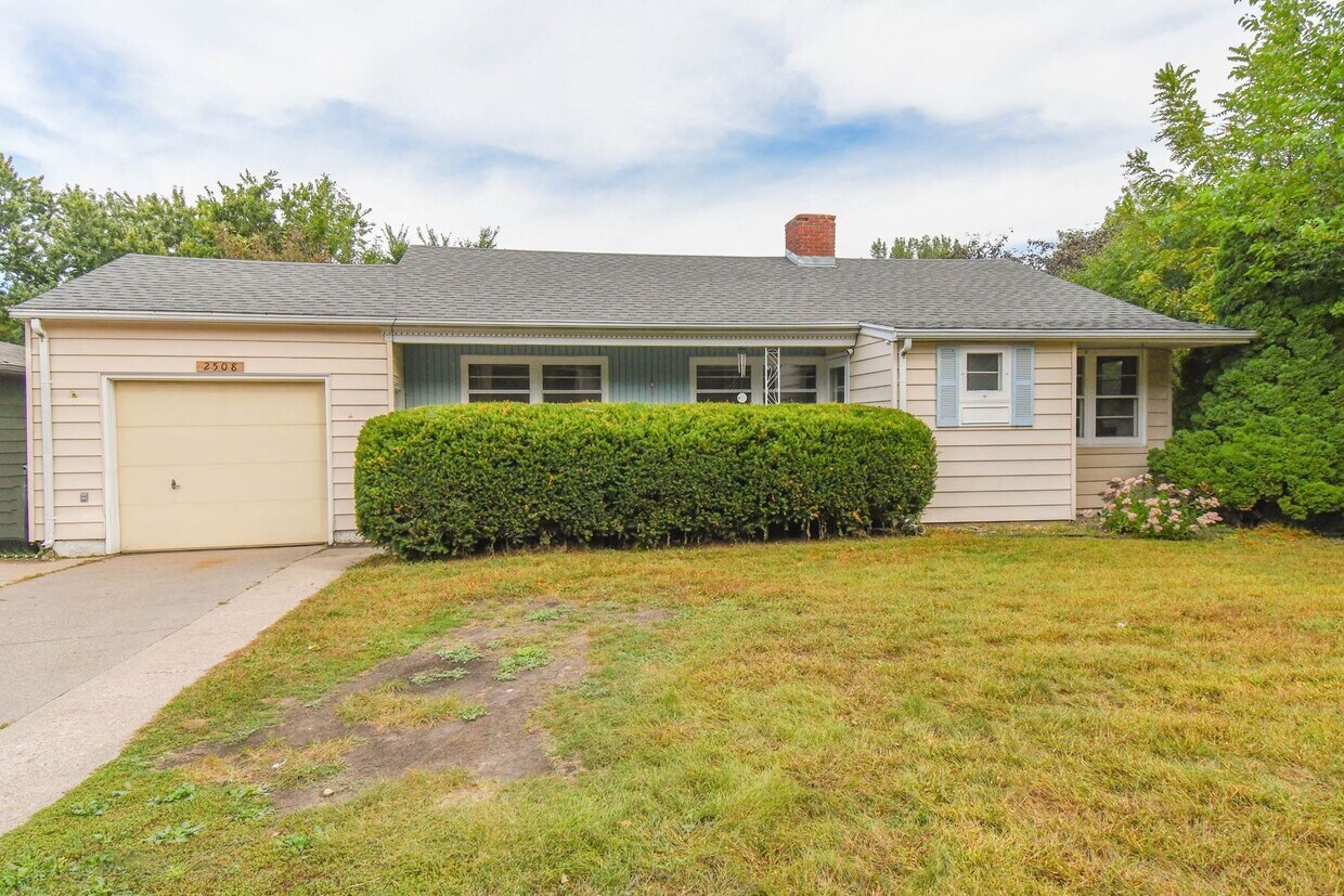 Primary Photo - Spacious Central Sioux Falls Home with Ent...
