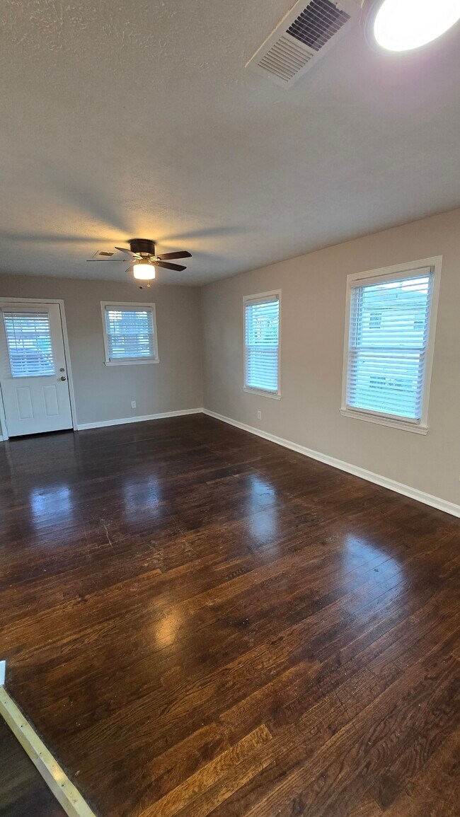 Building Photo - 5991 Peco Ln