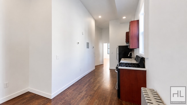 Building Photo - FRANKLIN AVENUE / 2-Bed 1/Bed / Loft Space / AVAILABLE OCTOBER 1st