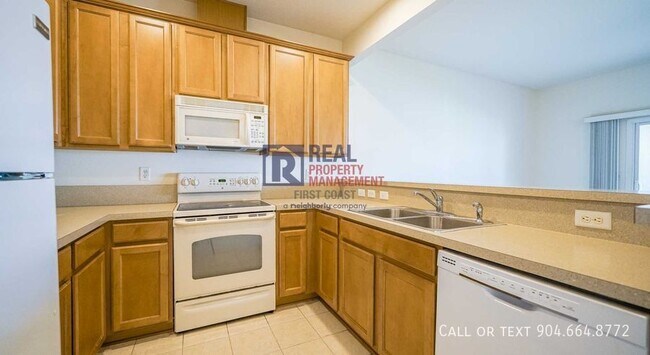 Building Photo - Beautiful Townhome with Screened-in Porch ...
