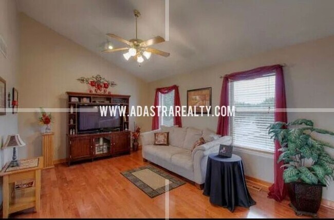 Building Photo - Beautiful 4 Bedroom Home in Gardner-Availa...