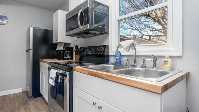 Building Photo - Woodfin - furnished