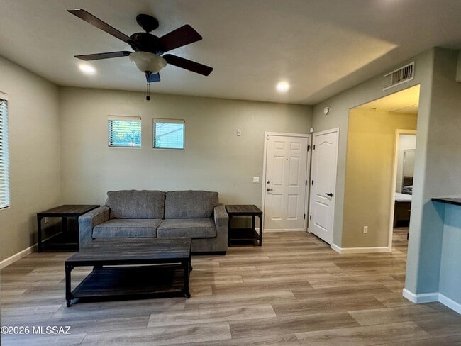 Foto del edificio - 2550 E River Rd