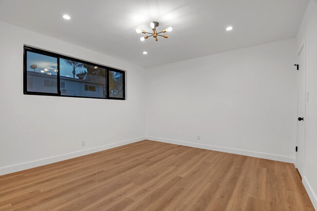 Building Photo - 950 Havenhurst Dr