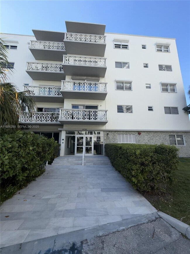 Foto del edificio - 9700 E Bay Harbor Dr